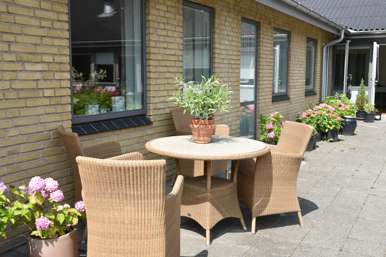 Siddepladser i udeområdet på Solbakken