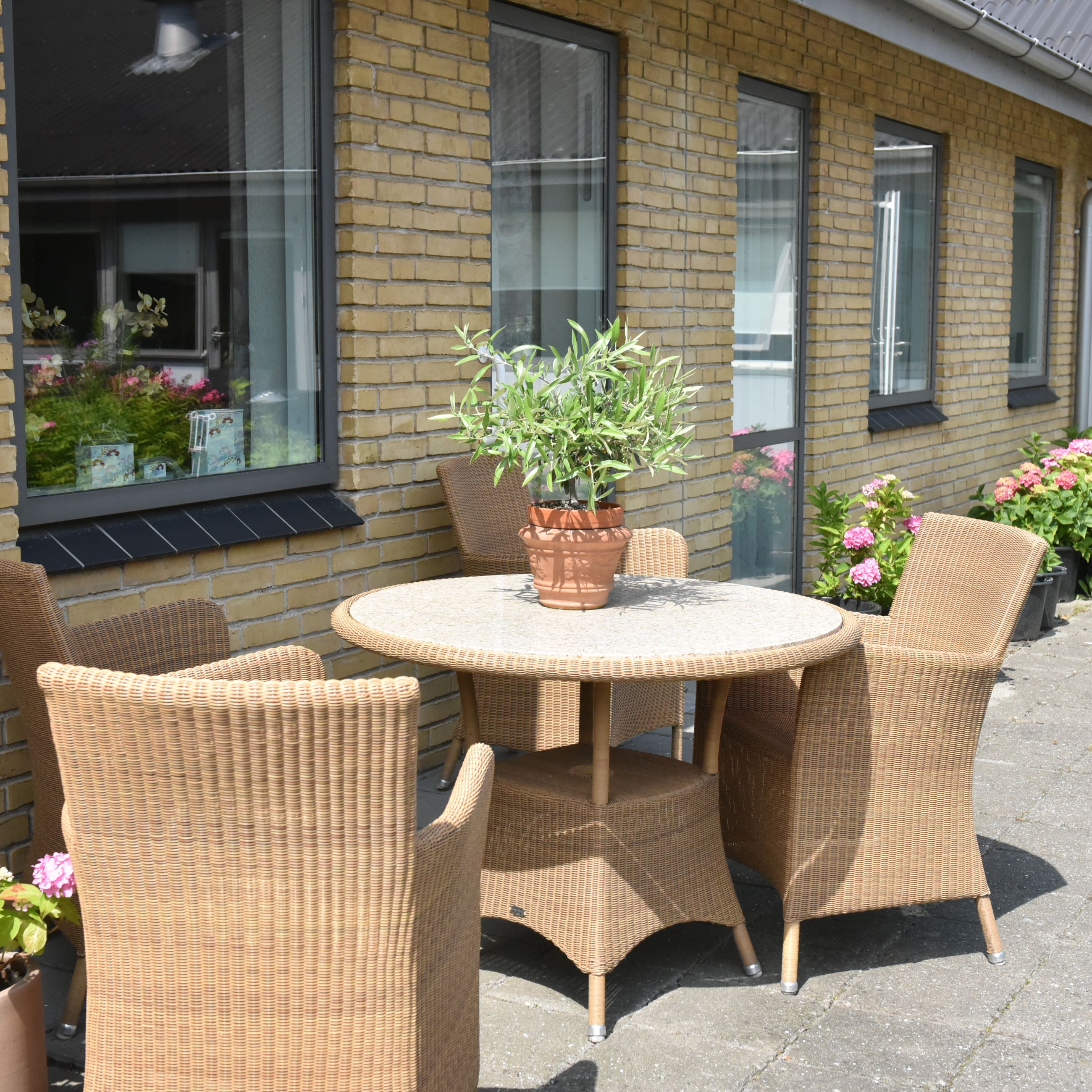 Siddepladser i udeområdet på Solbakken